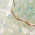 Matglazen kralen voor doe-het-zelf sieraden met lichtblauw en geel spetterpatroon - 8mm (50 stuks) / Wit met blauw-gele stippen (nr. 15)