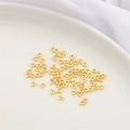 Distanziatori triangolari dorati in ottone per gioielli fai-da-te su vassoio di ceramica - Passaggio Triangolo 3x3mm (Apertura 1.2mm) 10 Pezzi/Confezione / Placcato Oro 14K