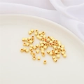 14K vergulde kubus tussenkraaltjes met middengat op witte zijden achtergrond voor sieraden - Vierkant Rechtshoekig / Set van 10 Stuks (3x3mm) / 14K Verguld