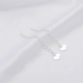 Cadenas de extensión plateadas con colgantes de corazón sobre tela de satén blanco - Estilo Corazón Plateado