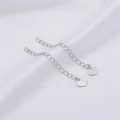 Cadenas de extensión plateadas con colgantes de corazón sobre seda blanca para joyería - Estilo Corazón Platinado