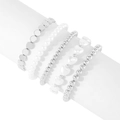 Detalle de un juego de cinco pulseras plateadas con perlas y dijes de corazón - Plateado
