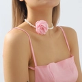 Detalle de la rosa de satén rosa y perlas blancas en un collar choker de estilo vintage - Collar / Rosa