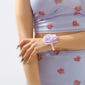Details von lila Rosen-Handgelenkkorsage mit weißem Perlenarmband und Samtblume - Lila Satin Rose Künstliche Perle Elastisch (B2089)