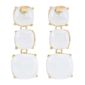 Détail de boucles d'oreilles dorées avec trois pierres carrées blanches translucides - Boucles d'oreilles pendantes triple carré transparent / Pendants d'Oreilles Perle Blanche