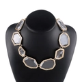 Collar llamativo de resina gris geométrica en un expositor de joyas negro elegante - Oro + Diamante de Imitación Blanco (Collar)