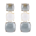 Détail de boucles d'oreilles carrées géométriques avec résine gris fumé et blanc laiteux - Boucles d'oreilles triple pendant dégradé gris et blanc (E11769)