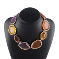 Detalle de collar geométrico de resina con piedras multicolores sobre base dorada - Oro + Diamante de Imitación Multicolor (Collar)