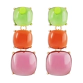 Gros plan de boucles d'oreilles avec cristaux géométriques verts, oranges et roses - Boucles d'oreilles pendantes gelée vert orange violet (E11770)
