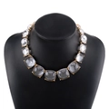 Collier bohème en alliage doré avec cristaux carrés en résine sur présentoir noir - Collier en pierre carrée transparente / Blanc
