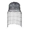 Dettaglio del copricapo con nappe di perline nere intrecciate a mano in stile boho retrò su bianco - Nero