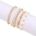 Juego de cinco pulseras de cuentas doradas y perlas blancas con detalles florales - Estilo de Patrón de Flores (B2482)