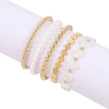 Juego de cinco pulseras multicapa de cuentas doradas y perlas blancas con dije de concha - Estilo Concha (B2483)