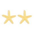 Boucles d'oreilles puces étoile de mer dorées avec surface texturée sur fond blanc - Boucles d'Oreilles Clous Étoile de Mer Texturée Dorée (E11779)
