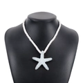 Gros plan du pendentif étoile de mer bleue sur cordon tressé blanc exposé sur buste - Collier Corde Blanche Pendentif Étoile de Mer Bleu Argent (N11330)