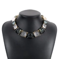 Détail du collier géométrique bohème avec pierres précieuses fumées et noires - Collier dégradé transparent noir blanc gris (N11322)