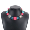 Détail du collier de perles en résine colorées avec des pierres carrées roses et bleues - Collier imposant color block rose bleu gris (N11323)