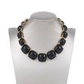 Détail du collier bohème géométrique avec carrés de résine noire et cadres dorés - Collier Imposant Géométrique Noir et Or (N11532)