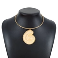Collier ras de cou rigide doré avec pendentif coquillage géant aux détails texturés - Collier Rigide Métal Pendentif Conque Doré (N11398)