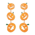 Gedetailleerde macro-opname van gelaagde Halloween pompoen oorbellen met emaille - Oranje