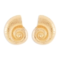 Détail macro de boucles d'oreilles conque dorées avec textures spirales et fini artistique - Boucles d'Oreilles Clous Nautilus Texturé Vintage Doré (E11935)