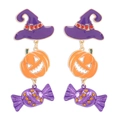 Dettaglio macro degli orecchini a forma di zucca e cappello con cristalli viola e arancio - Viola