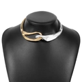 Moderner goldener und silberner klobiger Choker mit ineinandergreifenden Ringen für Damen - Gold und Silber zweifarbig