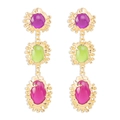 Detalle de pendientes de resina con acabado dorado martillado y gemas de colores - Tricolor