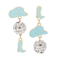 Detalle de pendientes de vaquero con sombrero azul, bota y dijes de bola de discoteca - Azul