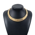 Breites Vintage Punk Gold Omega Choker Halsband auf einem schwarzen Halsmodell präsentiert - Gold