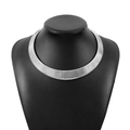Makro-Detail von silberner, breiter Choker-Halskette mit vertikaler Streifentextur - Silber