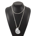 Vue détaillée du pendentif coquillage argenté avec chaîne en strass sur buste de mannequin - Sautoir Chaîne Strass Pendentif Conque Doré (N11599)