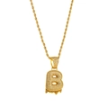 Detalle del colgante letra B dorada con pavé de circonitas y gotas de estilo fundido - Letra B