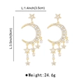 Dettaglio degli orecchini a cerchio con luna e stelle dorate e nappe di cristallo - Stile Pendente Lungo Luna Stella (E12277) / Oro