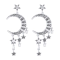 Dettaglio macro di orecchini a luna e stella d'argento con cristalli e nappe eleganti - Stile Pendente Luna Stella (E12278) / Argento