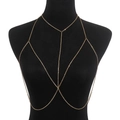 Minimalistische gouden bodychain bikini borstketting getoond op een zwart vrouwelijk paspop - Goud