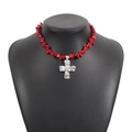 Dettaglio della collana boho con pietre rosse e pendente a croce in argento martellato - Turchese Rosso