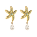 Boucles d'oreilles étoile de mer dorées avec strass colorés et perles baroques sur blanc - Boucles d'Oreilles Perle Artificielle Baroque Étoile de Mer Strass Irisé Doré (E12539)