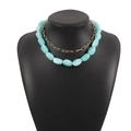 Detalle de collar de capas con cadena dorada y cuentas de resina verde menta marmoleada - Verde