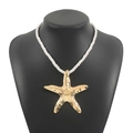 Vista detallada del colgante de estrella de mar dorada con textura y cadena de cuerda blanca - Collar Cuerda Colgante Estrella de Mar Dorada (N11945)