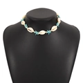 Collier bohème avec coquillages et étoiles turquoises sur présentoir noir - Ras du Cou Bohème Corde Étoile de Mer Cauri (N12000)