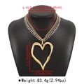 Vue détaillée du collier à chaînes multicouches avec un grand pendentif cœur exagéré - Multi Couches Or (N11855)