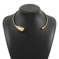 Detailaufnahme eines glänzenden goldenen asymmetrischen Chokers mit Tropfen- und Kugeldesign - Gold