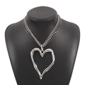 Collier à trois rangs argentés doté d'un grand pendentif cœur évidé irrégulier - Multi Couches Argent (N11856)