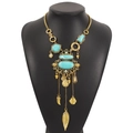 Primer plano del collar bohemio dorado con piedras turquesas y colgantes de hojas - Oro Viejo