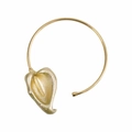 Detailansicht eines vergoldeten Chokers mit einer mattierten Calla-Lilie-Metallblume - Hellgelb (N13315)