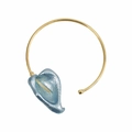 Detail eines goldenen Chokers mit 3D hellblauer Calla-Lilie und metallischer Textur - Blau (N13318)