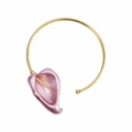 Detail einer rosa Calla-Lilie auf einem goldenen Metall-Choker mit realistischen Texturen - Rosarot (N13319)