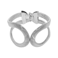 Brazalete de metal plateado pulido en forma de muelle con bisagra en fondo blanco - Plateado