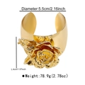 Detailweergave van brede gouden metalen bloemarmband inclusief afmetingen en gewicht - Open Rozenarmband (B2952) / Goud